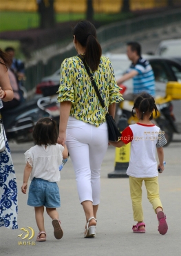 丰满白裤妇妇