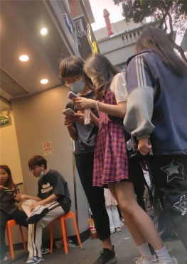 68164逛街的格子短裙长腿小姐姐视频