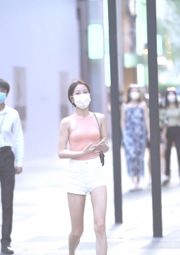 63171魔镜街拍第一站白色热裤长腿女孩视频