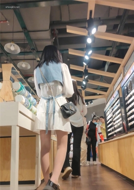 68154逛商场的白色短裙大长腿肉丝足小姐姐小姐姐视频