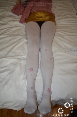 C369【137P】趴着的白色长筒袜金色短裙美女套图