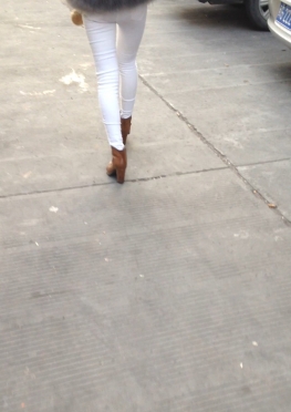 58861-58862逛街的白色紧身裤翘臀美女视频