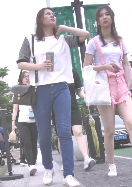 63230粉色牛仔热裤长腿大白腿女孩视频