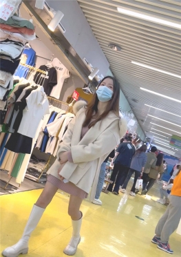 68711戴着口罩逛街的短裙女孩子视频