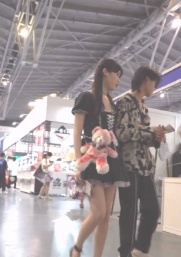 67961街拍多位逛街的超短裙大长腿女孩小姐姐小姐姐视频