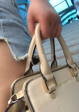 59351逛街下台阶的牛仔热裤长腿美女视频