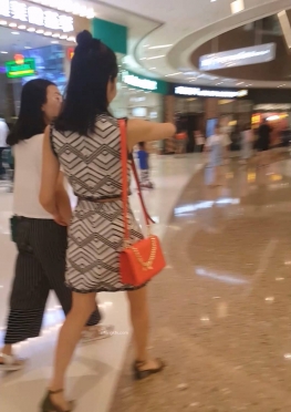68107逛商场的短裙长腿女孩视频