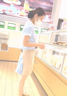 68539好利来漂亮的制服肉丝足大长腿美女店员小姐姐视频