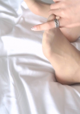 69343戴眼镜的肉丝足大长腿小姐姐视频