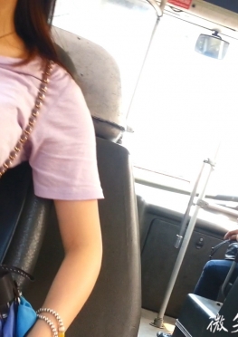 63397-63398-63399公交车上拍到短裤长腿女孩被发现了视频