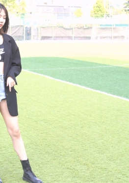 689993a街拍第一站我们在学校操场上拍照大白腿小姐姐女孩视频