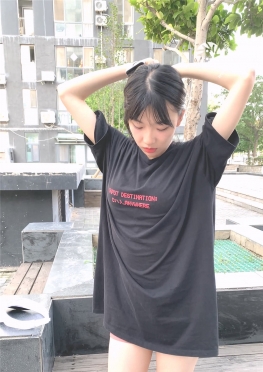 64361脱掉长短袖没想到里面穿的粉色紧身连体衣，紧致短裤