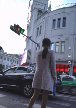 69392逛街的短裙大长腿女孩视频