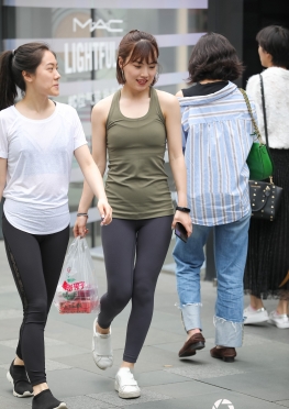 3a街拍第一站瑜伽运动女孩 白衣校花与大长腿女孩