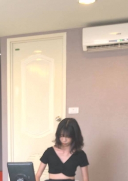 67841公司里换衣服的热裤长腿女孩视频