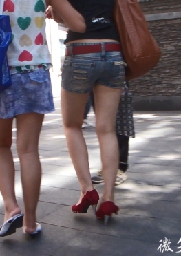 63273-63274-63277逛街的牛仔热裤大白腿女孩视频