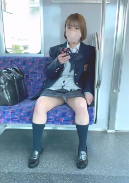 68236乘坐地铁翘着二郎腿的jk短裙长腿女同学视频