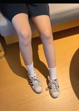 73836-73844大学女同学穿着制服短裙美足长腿美女视频