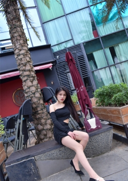 黑D裙气质白绒外套【220P】3a街拍美术馆坐在路边挑鞋的短裙肉丝长腿美女的脚，性感丝足美腿女孩美图录！