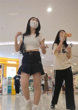 68160陪闺蜜逛商场的超短裙大白腿美女同学视频