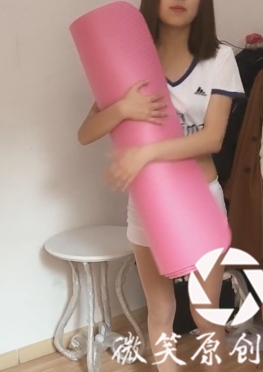 59229-59230-59231-59232在家里开直播的低腰紧身牛仔裤翘臀长腿美女视频