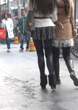 59699-59700逛街的黑色紧身皮裤翘臀长腿美女视频