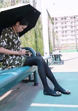 71871坐在篮球场旁长椅上的黑丝足长腿美女同学视频