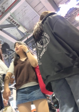 68926魔镜街拍第一站逛漫展的牛仔短裙长腿小姐姐视频