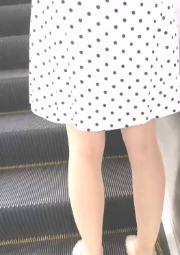 68440乘坐电梯逛街的短裙小姐姐视频