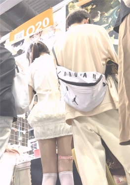 68892-68893魔镜街拍第一站逛展会的短裙白丝长腿女孩视频