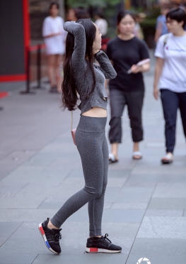 滚叔街拍娇小玲珑紧身裤美女