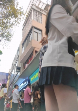 68183和闺蜜逛街很开心的黑色短裙白腿小姐姐视频