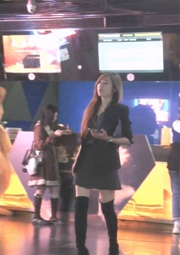 67400逛街的黑色短裙长腿女孩视频