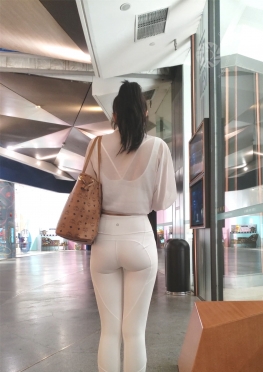 61836-61837玩着手机逛商场的白色紧身裤长腿女视频