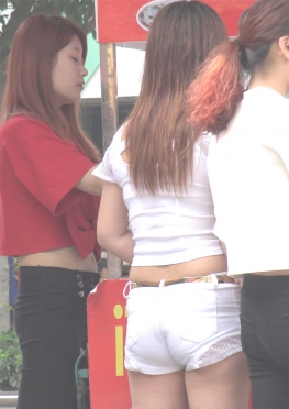 63232魔镜街拍第一站紧身白色热裤女孩视频