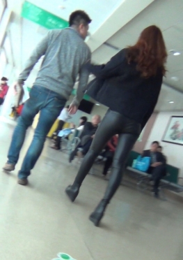 59723逛街的黑色紧身皮裤翘臀美女视频