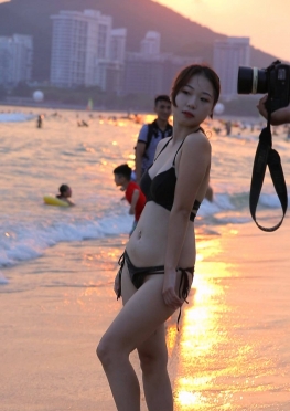 74913-74921海边拍照的皮肤白皙比基尼长腿小姐姐视频