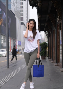 74341逛街的灰色紧身瑜伽裤大长腿美女视频