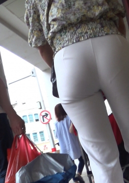 59696逛街的白色紧身裤翘臀美女视频