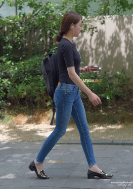 你认真的看手机，我认真地围着你拍照美女图片