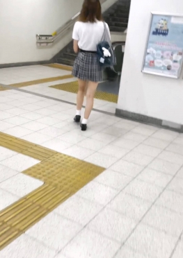 68215地铁上坐在我对面的jk短裙白腿小姐姐视频