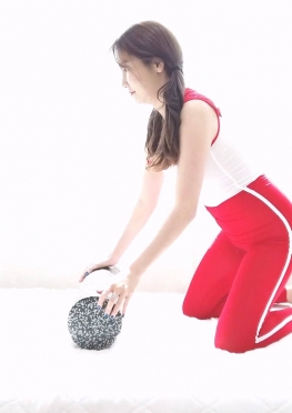 66257在家里练瑜伽的红色紧身裤长腿女孩视频