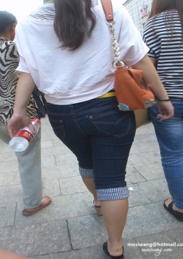 71961街拍牛仔裤美女视频