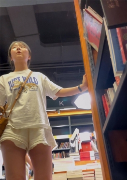 69019独自逛超市的宽松短裤热裤长腿女孩子视频