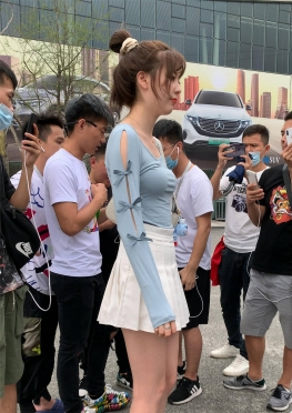 74807逛街的白色短裙大长腿白腿美女视频