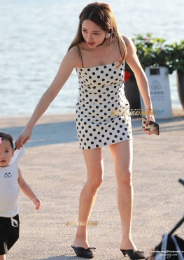 她- 是辣妈吗？吊带裙长腿美女图片