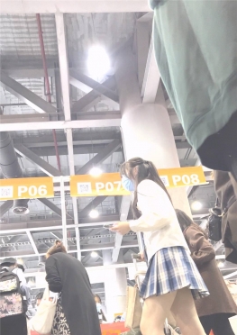 68890-68891拉着行李箱的jk短裙长腿小姐姐逛展会视频