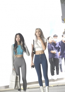 62527两位紧身裤长腿性感女孩视频