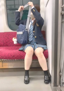 68324-68325身穿jk短裙的大长腿双马尾女同学和我一起视频