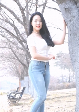 64604魔镜街拍第一站在树林里的蓝色紧身牛仔裤长腿美女视频